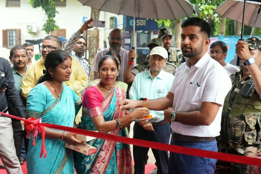 पलामू -सखी मंडल की दीदियों द्वारा निर्मित राखी प्रदर्शनी सह बिक्री केंद्र का उपायुक्त ने किया शुभारंभ