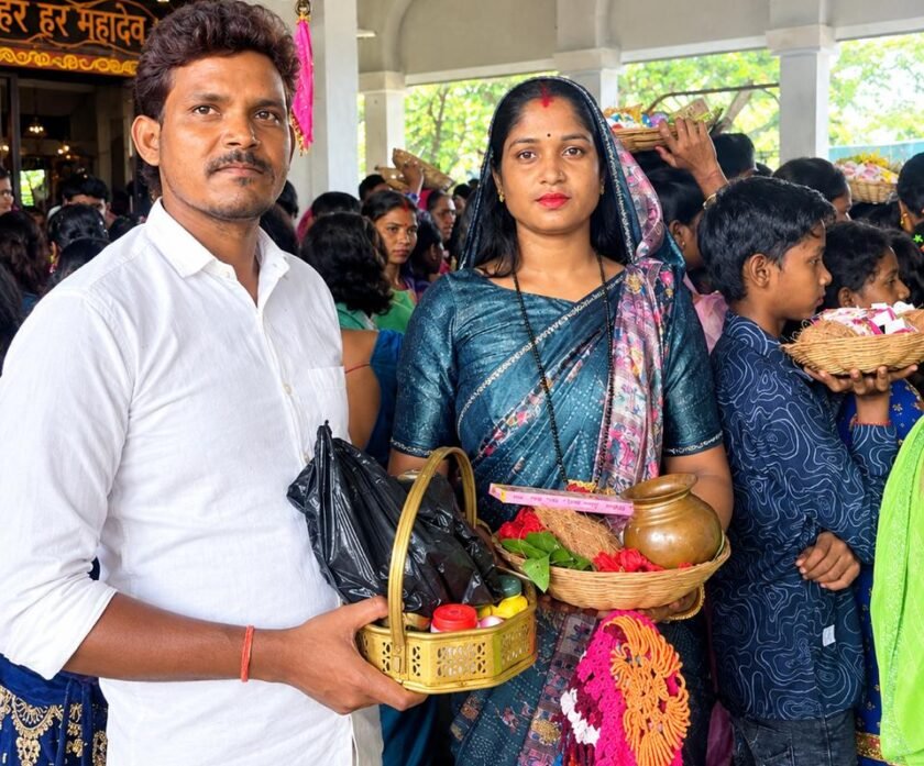 अंतिम सोमवार को मणिकेश्वर महादेव मंदिर में उषा देवी ने की पूजा-अर्चना अंतिम सोमवार को मणिकेश्वर महादेव मंदिर में उषा देवी ने की पूजा-अर्चना
