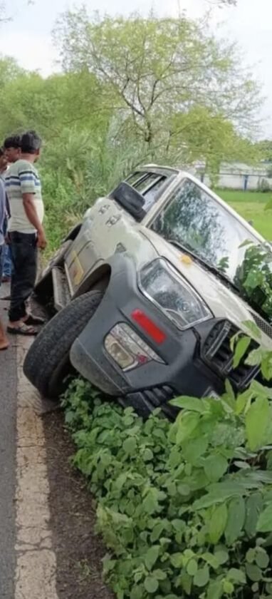 भीमपाड़ा में सड़क से नीचे उतरी स्कॉर्पियो, बाल-बाल बचे सवार भीमपाड़ा में सड़क से नीचे उतरी स्कॉर्पियो, बाल-बाल बचे सवार