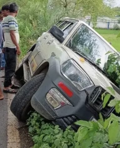 भीमपाड़ा में सड़क से नीचे उतरी स्कॉर्पियो, बाल-बाल बचे सवार भीमपाड़ा में सड़क से नीचे उतरी स्कॉर्पियो, बाल-बाल बचे सवार