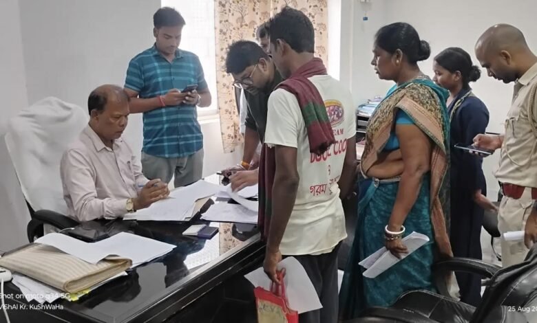एसआईआर[SIR] के तहत बरहरवा में अनमैप्ड मतदाताओं की दूसरे दिन भी हुई सुनवाई