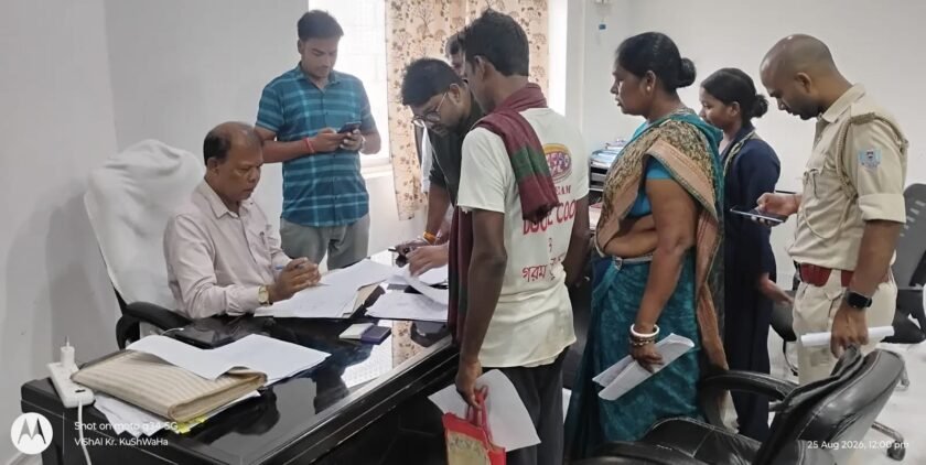 एसआईआर[SIR] के तहत बरहरवा में अनमैप्ड मतदाताओं की दूसरे दिन भी हुई सुनवाई