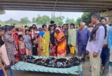मुआवजे की मांग को लेकर शव सड़क पर रखकर किया जाम