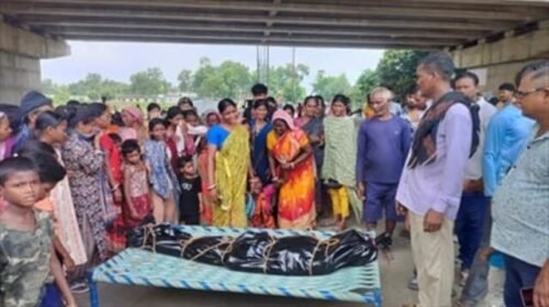 मुआवजे की मांग को लेकर शव सड़क पर रखकर किया जाम