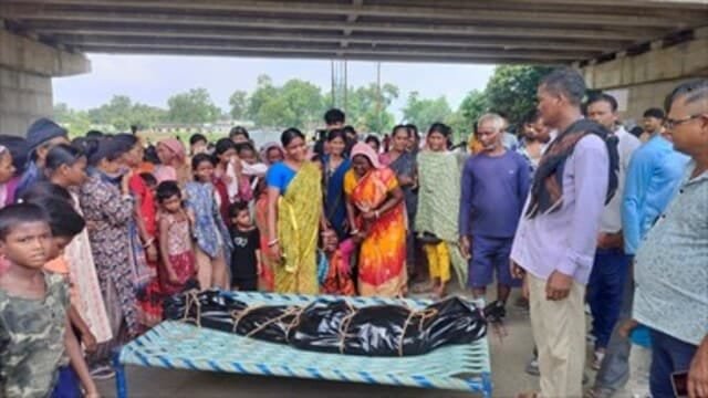 मुआवजे की मांग को लेकर शव सड़क पर रखकर किया जाम मुआवजे की मांग को लेकर शव सड़क पर रखकर किया जाम