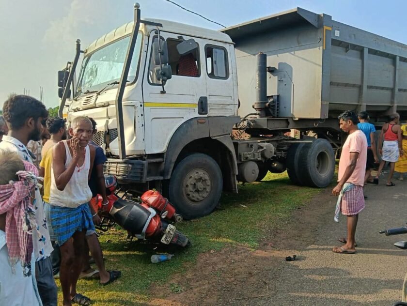 तेज रफ्तार ट्रेलर और बाइक में आमने-सामने टक्कर, उमर अली गंभीर घायल तेज रफ्तार ट्रेलर और बाइक में आमने-सामने टक्कर, उमर अली गंभीर घायल