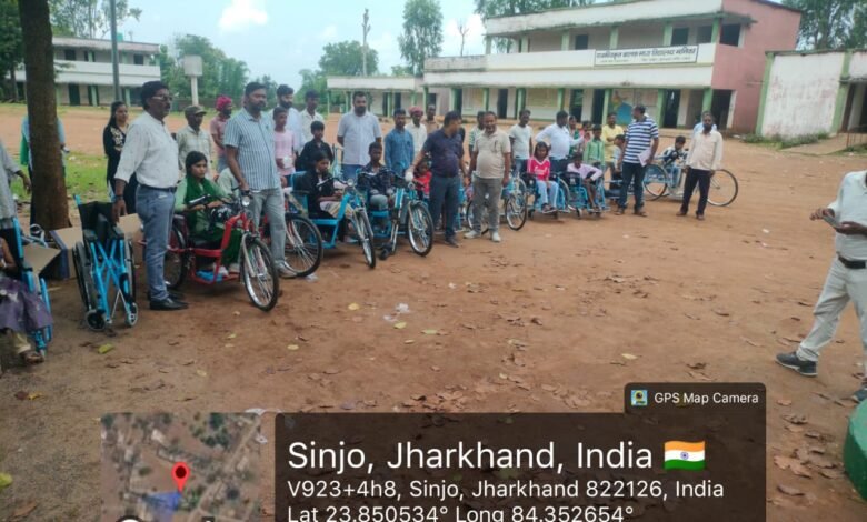 मनिका में दिव्यांग बच्चों के बीच इलेक्ट्रिक साइकिल का वितरण मनिका में दिव्यांग बच्चों के बीच इलेक्ट्रिक साइकिल का वितरण