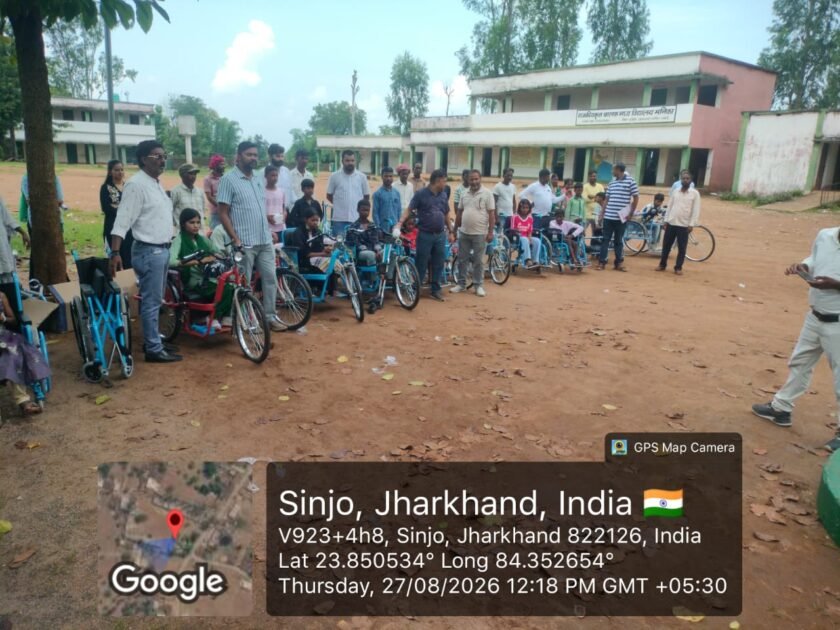 मनिका में दिव्यांग बच्चों के बीच इलेक्ट्रिक साइकिल का वितरण मनिका में दिव्यांग बच्चों के बीच इलेक्ट्रिक साइकिल का वितरण
