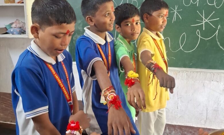 घाघरा के दो विद्यालयों में रक्षाबंधन पर राखी और मेहंदी प्रतियोगिता का आयोजन घाघरा के दो विद्यालयों में रक्षाबंधन पर राखी और मेहंदी प्रतियोगिता का आयोजन