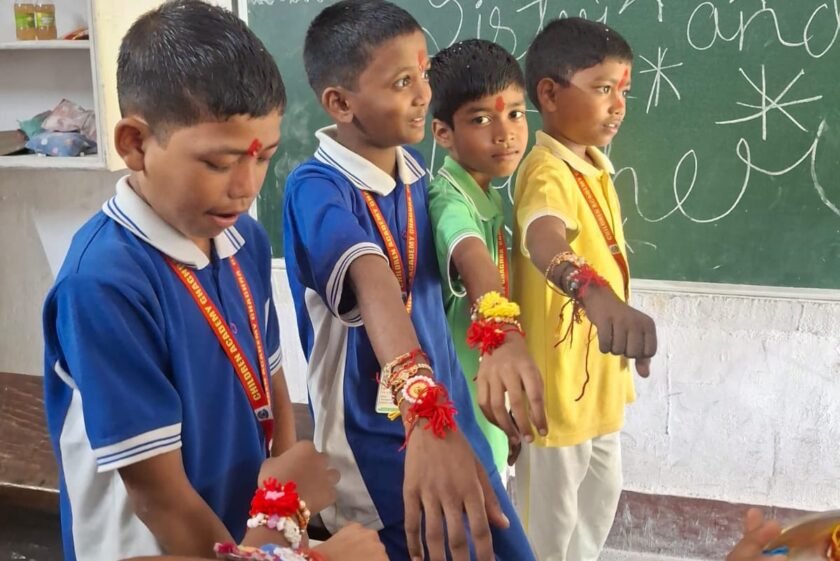घाघरा के दो विद्यालयों में रक्षाबंधन पर राखी और मेहंदी प्रतियोगिता का आयोजन घाघरा के दो विद्यालयों में रक्षाबंधन पर राखी और मेहंदी प्रतियोगिता का आयोजन