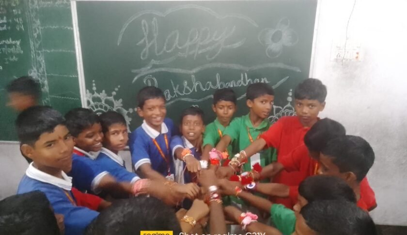 घाघरा के दो विद्यालयों में रक्षाबंधन पर राखी और मेहंदी प्रतियोगिता का आयोजन घाघरा के दो विद्यालयों में रक्षाबंधन पर राखी और मेहंदी प्रतियोगिता का आयोजन