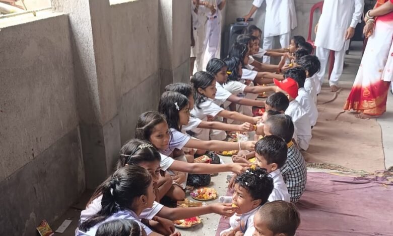 सरस्वती शिशु मंदिर कोटालपोखर में मनाया गया रक्षाबंधन,बच्चों ने एक-दूसरे को बांधा रक्षा सूत्र सरस्वती शिशु मंदिर कोटालपोखर में मनाया गया रक्षाबंधन,बच्चों ने एक-दूसरे को बांधा रक्षा सूत्र
