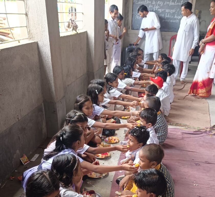 सरस्वती शिशु मंदिर कोटालपोखर में मनाया गया रक्षाबंधन,बच्चों ने एक-दूसरे को बांधा रक्षा सूत्र सरस्वती शिशु मंदिर कोटालपोखर में मनाया गया रक्षाबंधन,बच्चों ने एक-दूसरे को बांधा रक्षा सूत्र