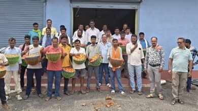 ग्रामीणों के बीच विधायक हेमलाल मुर्मू के सौजन्य से टमाक का वितरण ग्रामीणों के बीच विधायक हेमलाल मुर्मू के सौजन्य से टमाक का वितरण