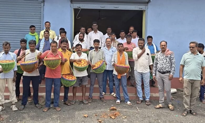 ग्रामीणों के बीच विधायक हेमलाल मुर्मू के सौजन्य से टमाक का वितरण ग्रामीणों के बीच विधायक हेमलाल मुर्मू के सौजन्य से टमाक का वितरण