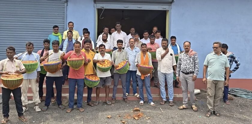 ग्रामीणों के बीच विधायक हेमलाल मुर्मू के सौजन्य से टमाक का वितरण ग्रामीणों के बीच विधायक हेमलाल मुर्मू के सौजन्य से टमाक का वितरण