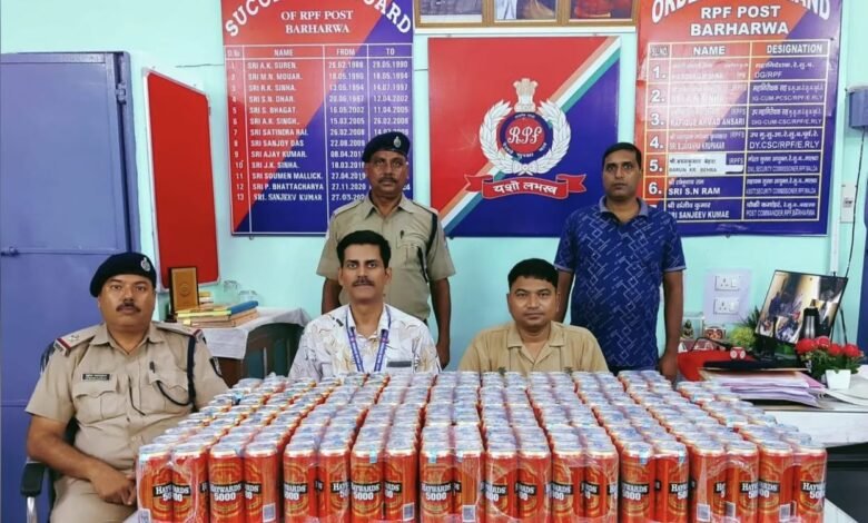 बरहरवा रेलवे स्टेशन पर 115 लीटर बीयर बरामद,केले के बोरों में छिपाकर ले जाई जा रही थी शराब