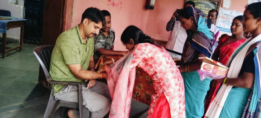 एकल अभियान की आचार्य बहनों ने पुलिस जवानों को बांधी राखी,बहनों की सुरक्षा का लिया संकल्प एकल अभियान की आचार्य बहनों ने पुलिस जवानों को बांधी राखी,बहनों की सुरक्षा का लिया संकल्प