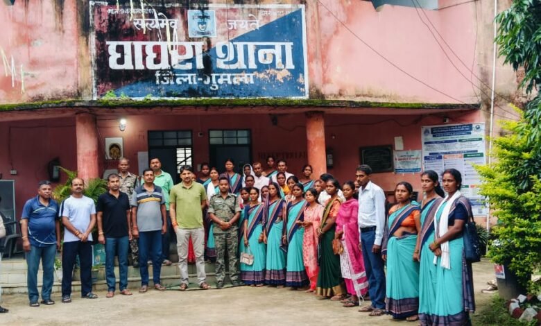 एकल अभियान की आचार्य बहनों ने पुलिस जवानों को बांधी राखी,बहनों की सुरक्षा का लिया संकल्प एकल अभियान की आचार्य बहनों ने पुलिस जवानों को बांधी राखी,बहनों की सुरक्षा का लिया संकल्प