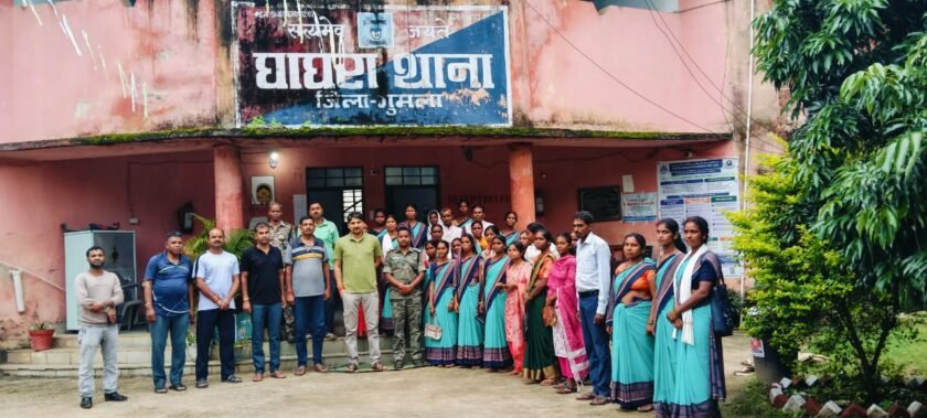 एकल अभियान की आचार्य बहनों ने पुलिस जवानों को बांधी राखी,बहनों की सुरक्षा का लिया संकल्प एकल अभियान की आचार्य बहनों ने पुलिस जवानों को बांधी राखी,बहनों की सुरक्षा का लिया संकल्प