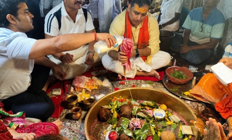 शिवगादी धाम पहुंचे साहिबगंज एसपी समेत पुलिस अधिकारी, बाबा गाजेश्वरनाथ की पूजा कर लिया सुरक्षा व्यवस्था का जायजा