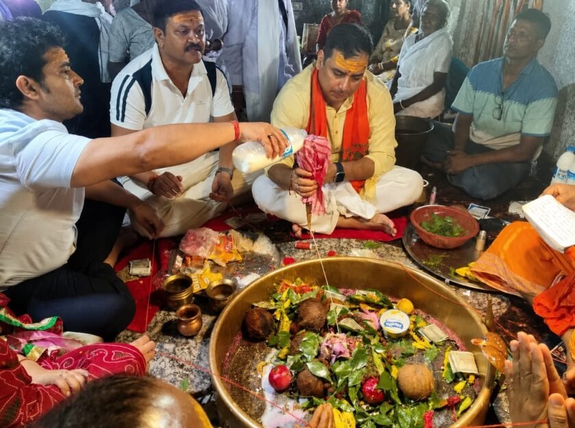 शिवगादी धाम पहुंचे साहिबगंज एसपी समेत पुलिस अधिकारी, बाबा गाजेश्वरनाथ की पूजा कर लिया सुरक्षा व्यवस्था का जायजा