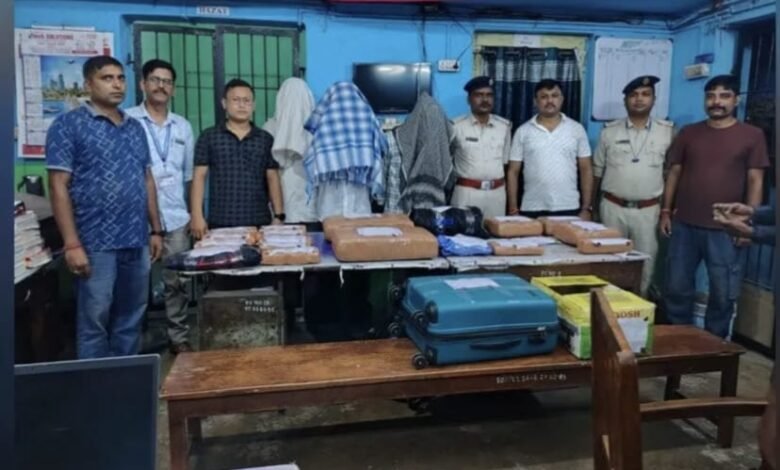 मालदा टाउन स्टेशन पर 21 लाख का गांजा जब्त, तीन संदिग्ध तस्कर हिरासत में मालदा टाउन स्टेशन पर 21 लाख का गांजा जब्त, तीन संदिग्ध तस्कर हिरासत में