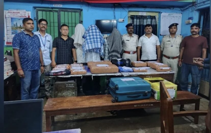 मालदा टाउन स्टेशन पर 21 लाख का गांजा जब्त, तीन संदिग्ध तस्कर हिरासत में मालदा टाउन स्टेशन पर 21 लाख का गांजा जब्त, तीन संदिग्ध तस्कर हिरासत में