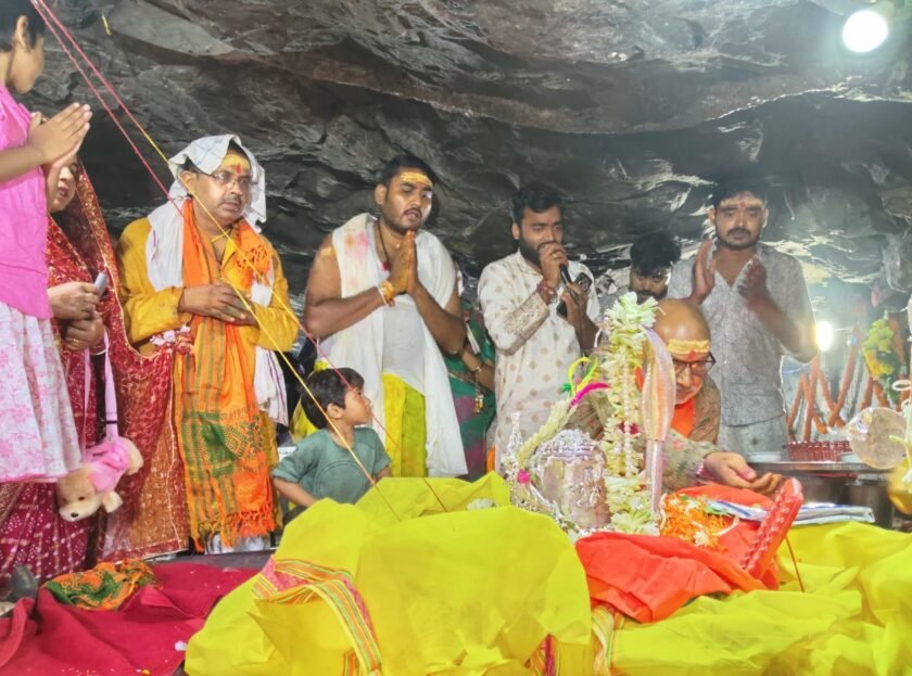 शिवगादी में श्रावणी मेला का भव्य समापन,लाखों श्रद्धालुओं के बीच गूंजे हर-हर महादेव के जयकारे शिवगादी में श्रावणी मेला का भव्य समापन,लाखों श्रद्धालुओं के बीच गूंजे हर-हर महादेव के जयकारे