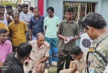 बरहरवा-फरक्का मुख्य पथ के किनारे फंदे से लटका मिला 19 वर्षीय युवक का शव, जांच में जुटी पुलिस