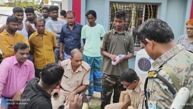 बरहरवा-फरक्का मुख्य पथ के किनारे फंदे से लटका मिला 19 वर्षीय युवक का शव, जांच में जुटी पुलिस बरहरवा-फरक्का मुख्य पथ के किनारे फंदे से लटका मिला 19 वर्षीय युवक का शव, जांच में जुटी पुलिस