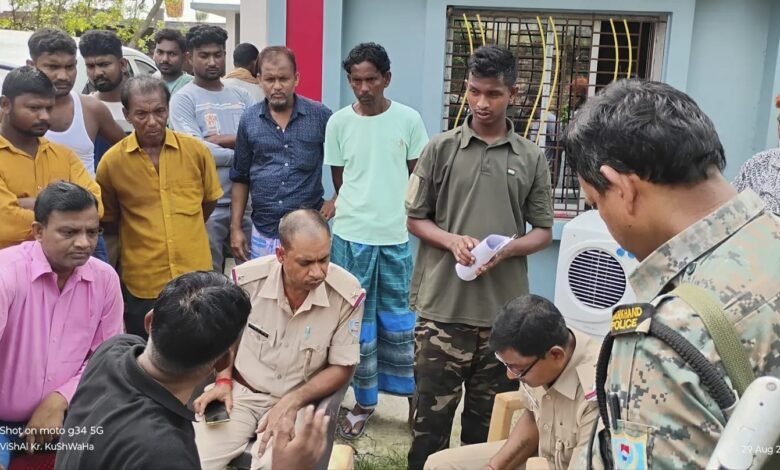 बरहरवा-फरक्का मुख्य पथ के किनारे फंदे से लटका मिला 19 वर्षीय युवक का शव, जांच में जुटी पुलिस बरहरवा-फरक्का मुख्य पथ के किनारे फंदे से लटका मिला 19 वर्षीय युवक का शव, जांच में जुटी पुलिस