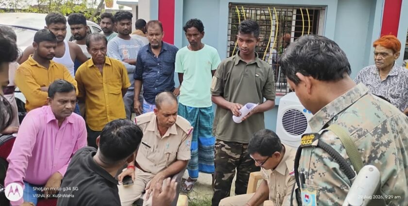बरहरवा-फरक्का मुख्य पथ के किनारे फंदे से लटका मिला 19 वर्षीय युवक का शव, जांच में जुटी पुलिस बरहरवा-फरक्का मुख्य पथ के किनारे फंदे से लटका मिला 19 वर्षीय युवक का शव, जांच में जुटी पुलिस