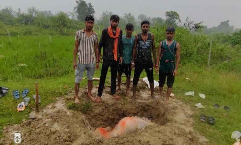 गोमिया में बछड़े की मौत के बाद गौ रक्षक दल ने कराया अंतिम संस्कार गोमिया में बछड़े की मौत के बाद गौ रक्षक दल ने कराया अंतिम संस्कार