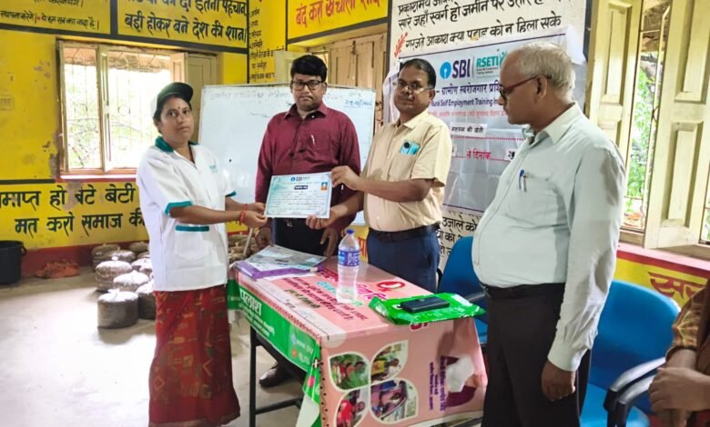 (SBI RSETI)आरसेटी का 10 दिवसीय मशरूम खेती प्रशिक्षण संपन्न, 28 महिलाओं को मिले प्रमाण-पत्र (SBI RSETI)आरसेटी का 10 दिवसीय मशरूम खेती प्रशिक्षण संपन्न, 28 महिलाओं को मिले प्रमाण-पत्र