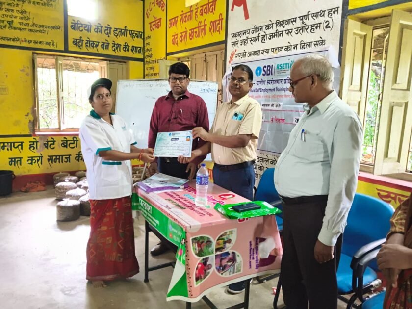 (SBI RSETI)आरसेटी का 10 दिवसीय मशरूम खेती प्रशिक्षण संपन्न, 28 महिलाओं को मिले प्रमाण-पत्र (SBI RSETI)आरसेटी का 10 दिवसीय मशरूम खेती प्रशिक्षण संपन्न, 28 महिलाओं को मिले प्रमाण-पत्र