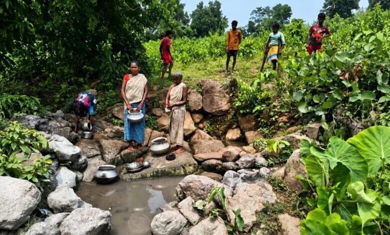लिट्टीपाड़ा के चापा गांव में पेयजल संकट,डेढ़ किमी दूर झरने से पानी लाते हैं 200 ग्रामीण