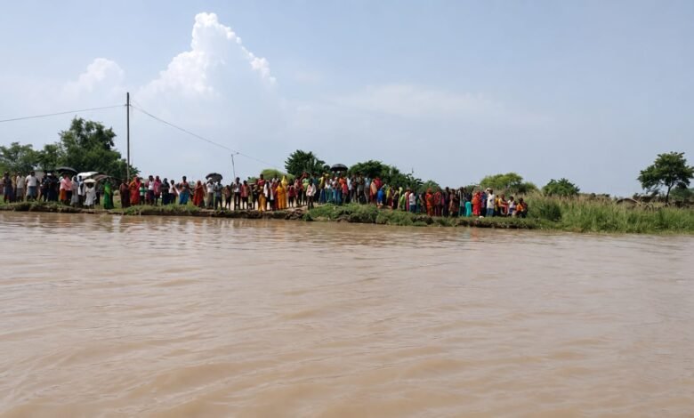 साहिबगंज में गंगा का जलस्तर घटा,दियारा में बाढ़ का असर बरकरार; 500 से अधिक राहत पैकेट बांटे साहिबगंज में गंगा का जलस्तर घटा,दियारा में बाढ़ का असर बरकरार; 500 से अधिक राहत पैकेट बांटे