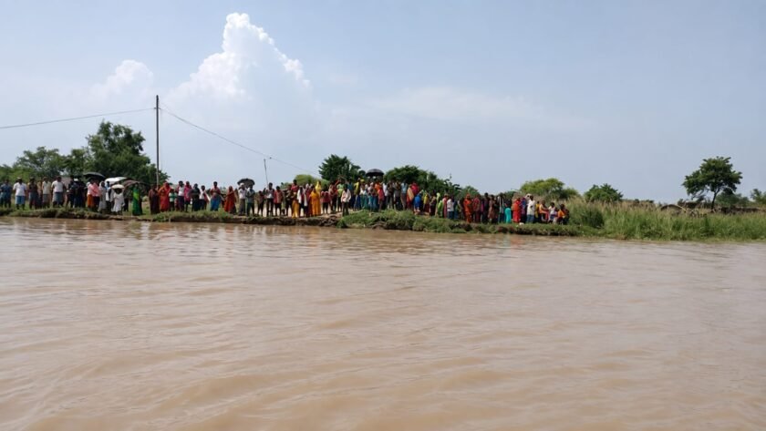 साहिबगंज में गंगा का जलस्तर घटा,दियारा में बाढ़ का असर बरकरार; 500 से अधिक राहत पैकेट बांटे साहिबगंज में गंगा का जलस्तर घटा,दियारा में बाढ़ का असर बरकरार; 500 से अधिक राहत पैकेट बांटे