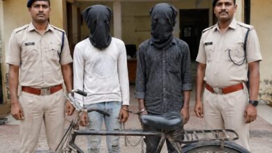 पाकुड़ में बच्चे से डराकर साइकिल छीनने के मामले में दो आरोपी गिरफ्तार, लूटी गई साइकिल बरामद