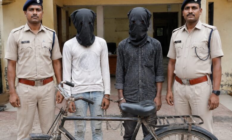 पाकुड़ में बच्चे से डराकर साइकिल छीनने के मामले में दो आरोपी गिरफ्तार, लूटी गई साइकिल बरामद पाकुड़ में बच्चे से डराकर साइकिल छीनने के मामले में दो आरोपी गिरफ्तार, लूटी गई साइकिल बरामद