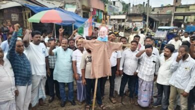 “FIR के विरोध में कांग्रेस का प्रदर्शन,केंद्र सरकार का पुतला दहन”