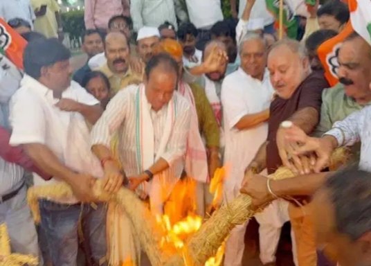 राहुल गांधी के खिलाफ FIR के विरोध में रांची में कांग्रेस का प्रदर्शन, केंद्र सरकार का पुतला दहन