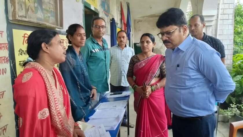 लातेहार में प्रारूप मतदाता सूची जारी, उपायुक्त ने 4 मतदान केंद्रों का किया निरीक्षण