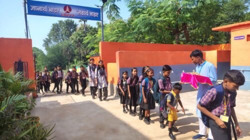 अर्धवार्षिक परीक्षा में तिलक और मिठाई से हुआ परीक्षार्थियों का स्वागत