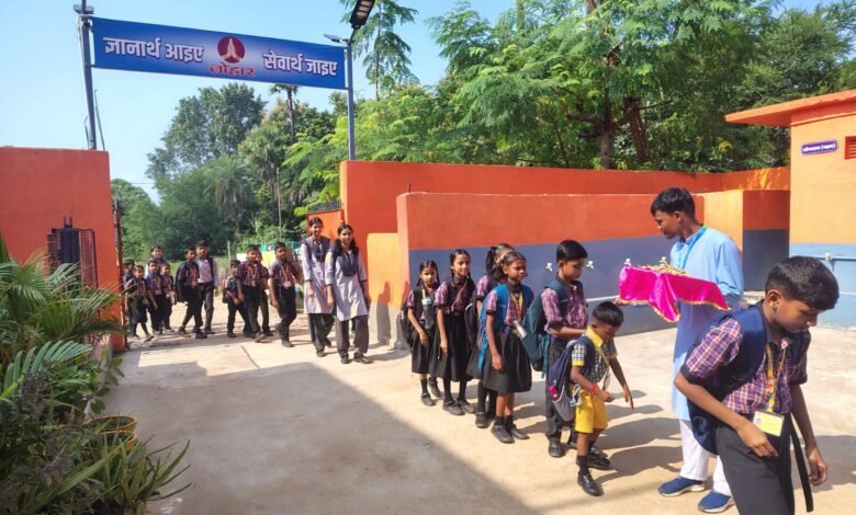 अर्धवार्षिक परीक्षा में तिलक और मिठाई से हुआ परीक्षार्थियों का स्वागत