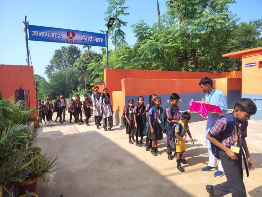 अर्धवार्षिक परीक्षा में तिलक और मिठाई से हुआ परीक्षार्थियों का स्वागत