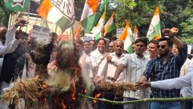 मतदाता सूची में गड़बड़ी के आरोप पर कांग्रेस का प्रदर्शन, मोदी-शाह का फूंका पुतला मतदाता सूची में गड़बड़ी के आरोप पर कांग्रेस का प्रदर्शन, मोदी-शाह का फूंका पुतला