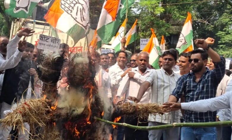 मतदाता सूची में गड़बड़ी के आरोप पर कांग्रेस का प्रदर्शन, मोदी-शाह का फूंका पुतला मतदाता सूची में गड़बड़ी के आरोप पर कांग्रेस का प्रदर्शन, मोदी-शाह का फूंका पुतला