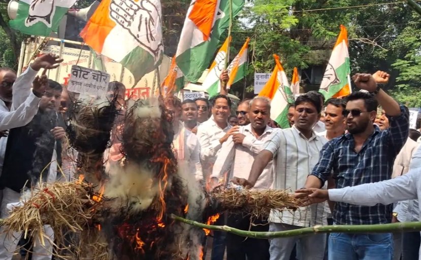 मतदाता सूची में गड़बड़ी के आरोप पर कांग्रेस का प्रदर्शन, मोदी-शाह का फूंका पुतला मतदाता सूची में गड़बड़ी के आरोप पर कांग्रेस का प्रदर्शन, मोदी-शाह का फूंका पुतला